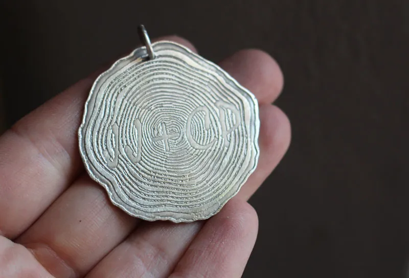 Para siempre, dije memoria grabada en los anillos del tiempo en plata