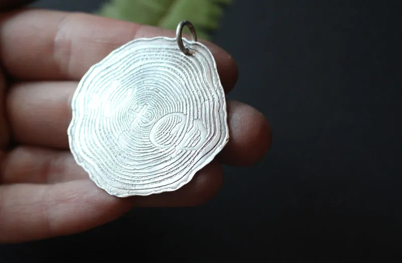 Para siempre, dije memoria grabada en los anillos del tiempo en plata