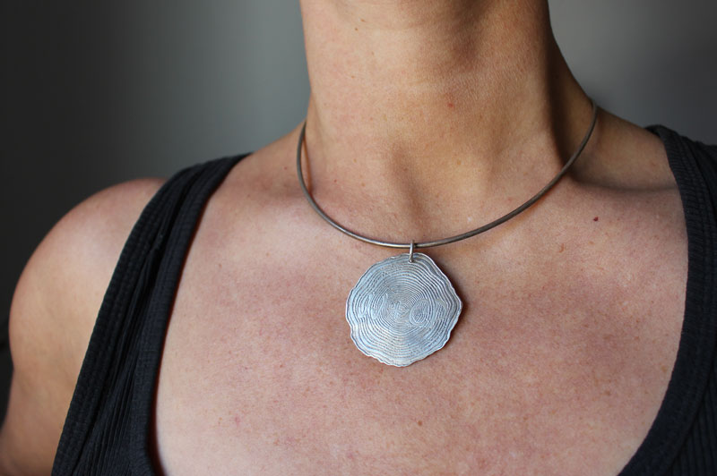 Para siempre, dije memoria grabada en los anillos del tiempo en plata