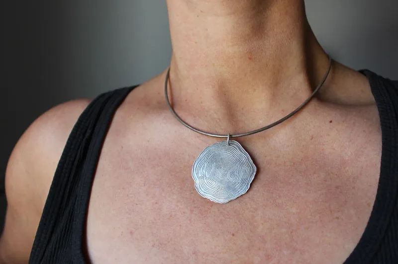 Para siempre, dije memoria grabada en los anillos del tiempo en plata