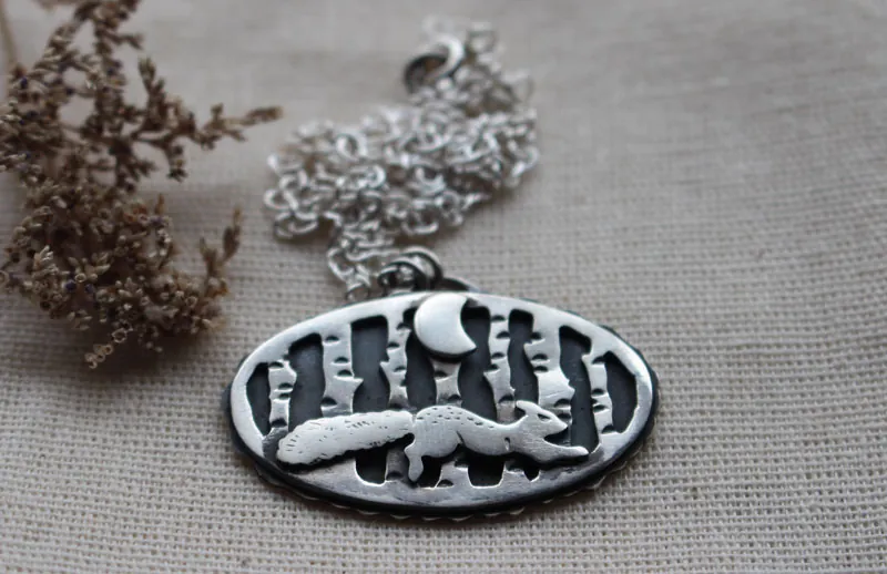 Paseo bajo la luna, collar ardilla en el bosque en plata
