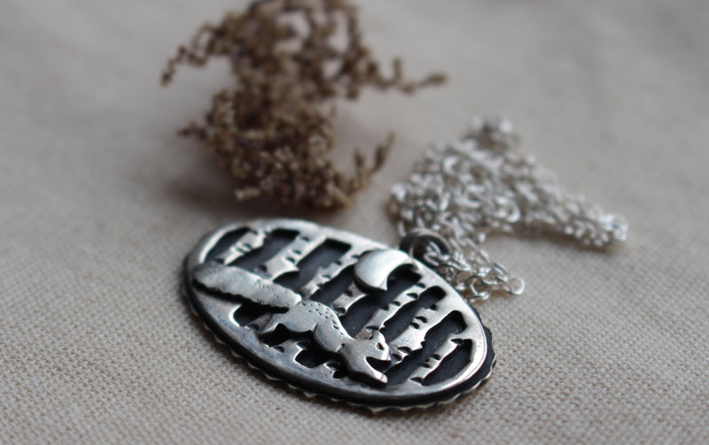 Paseo bajo la luna, collar ardilla en el bosque en plata