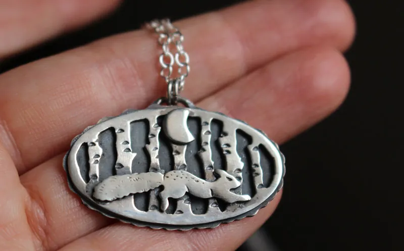 Paseo bajo la luna, collar ardilla en el bosque en plata