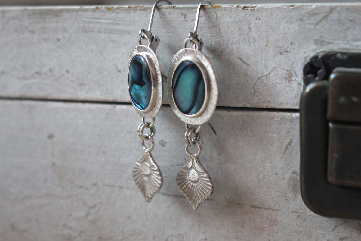 Pavo real, aretes pluma de ave en plata y paua