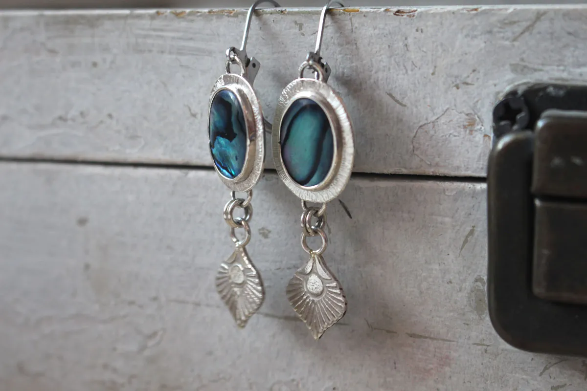 Pavo real, aretes pluma de ave en plata y paua