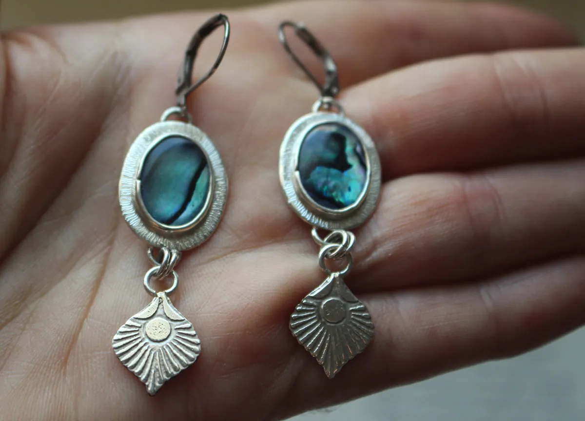 Pavo real, aretes pluma de ave en plata y paua