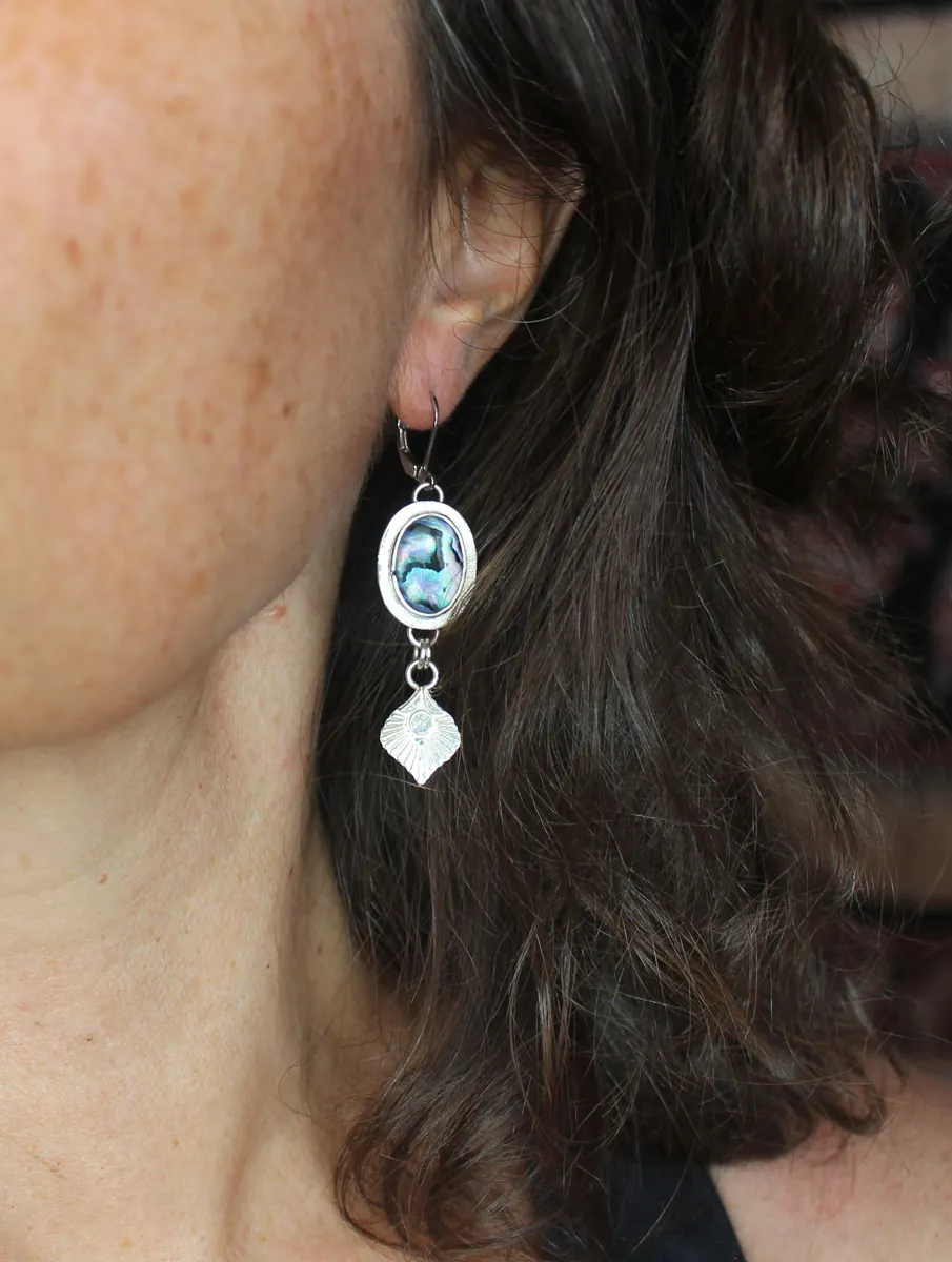 Pavo real, aretes pluma de ave en plata y paua