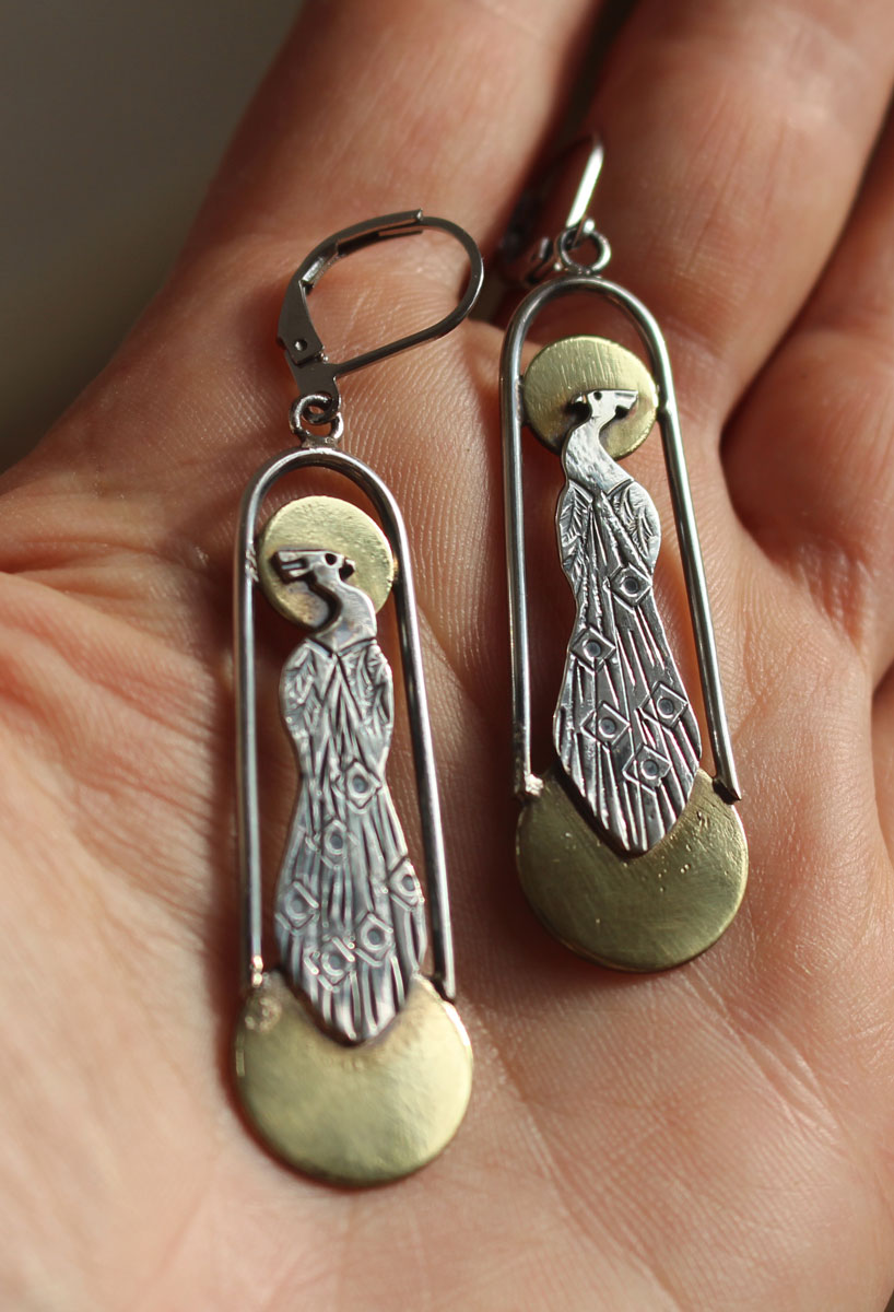Pavo real art déco, aretes ave del sol y la luna en plata y latón