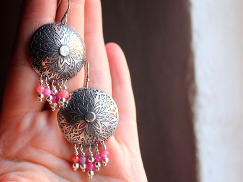 Peonía, aretes florales arománticas en plata y ágata rosa