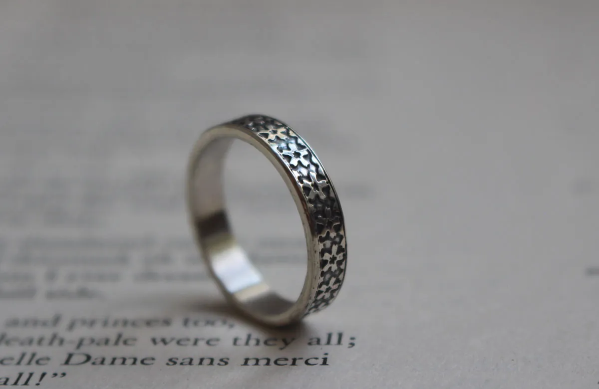 Pequeña flor de sakura, anillo flores de cerezo japonés en plata