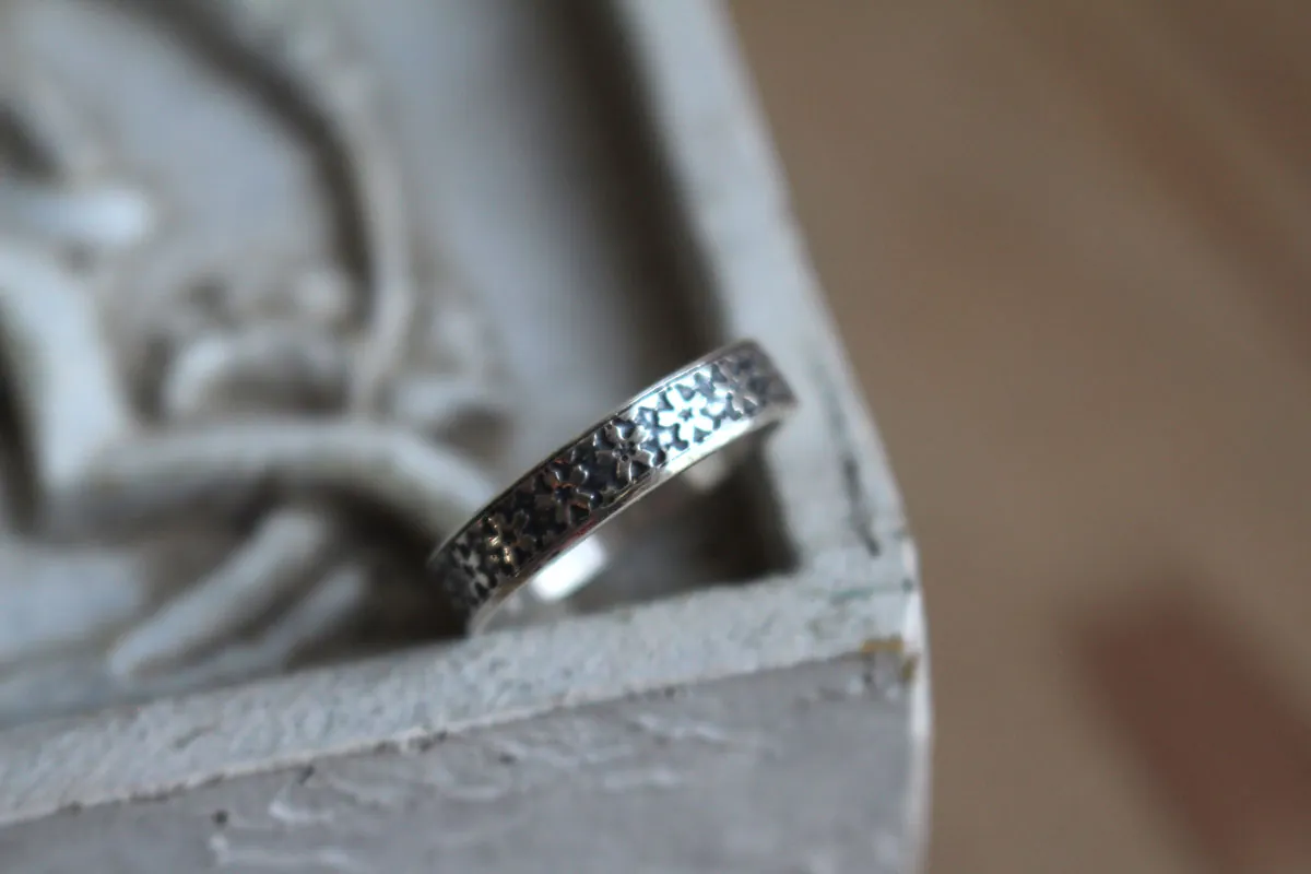 Pequeña flor de sakura, anillo flores de cerezo japonés en plata