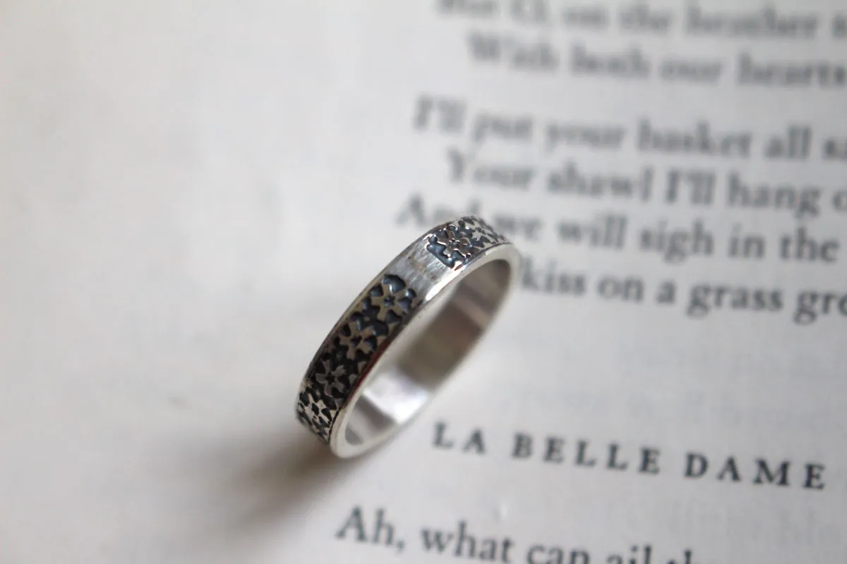 Pequeña flor de sakura, anillo flores de cerezo japonés en plata
