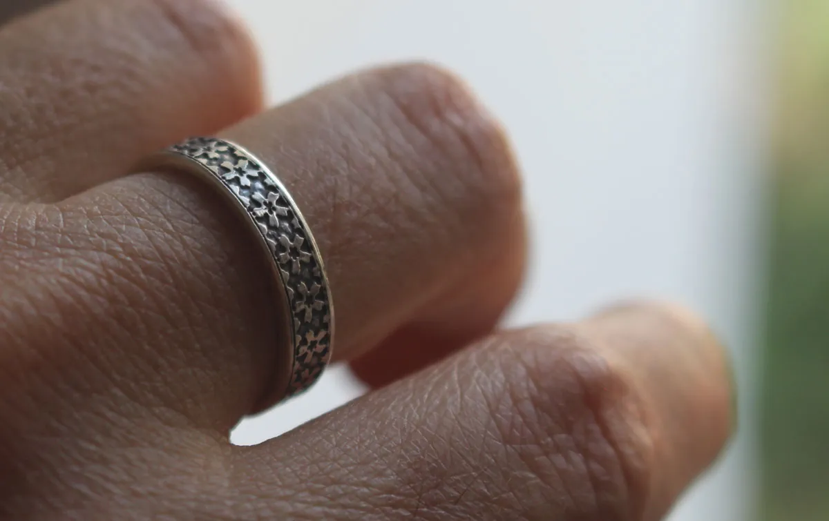 Pequeña flor de sakura, anillo flores de cerezo japonés en plata