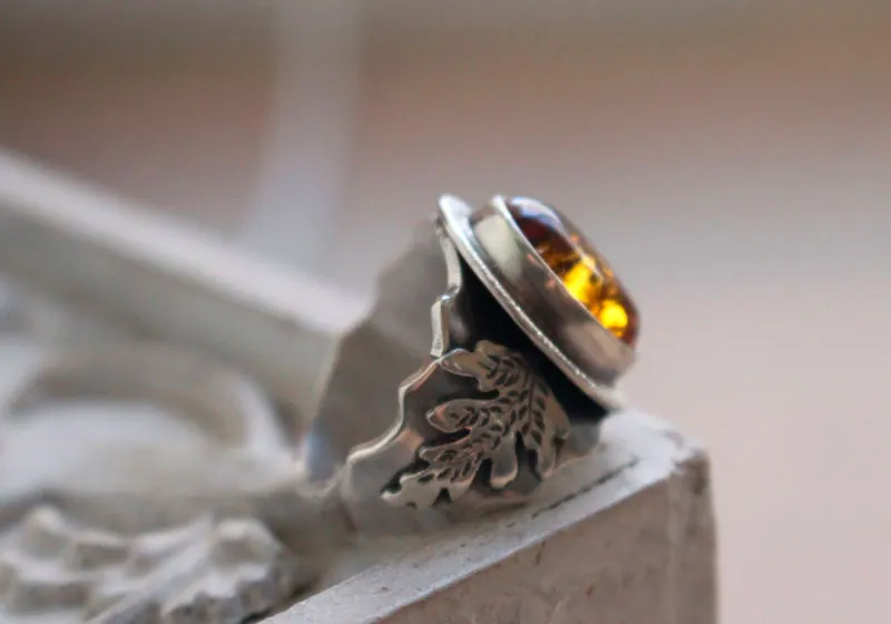 Pequeña hoja de Oro, anillo tonos cálidos en plata y ámbar