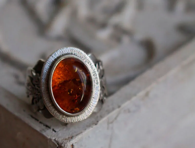 Pequeña hoja de Oro, anillo tonos cálidos en plata y ámbar