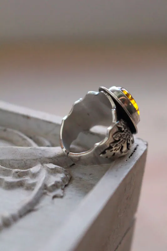 Pequeña hoja de Oro, anillo tonos cálidos en plata y ámbar