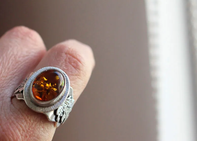 Pequeña hoja de Oro, anillo tonos cálidos en plata y ámbar