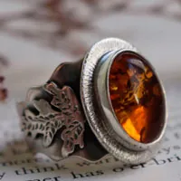 Pequeña hoja de Oro, anillo tonos cálidos en plata y ámbar