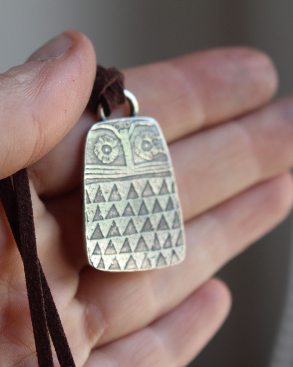 Pequeño búho neolítico, collar ave de la Edad del Cobre en plata