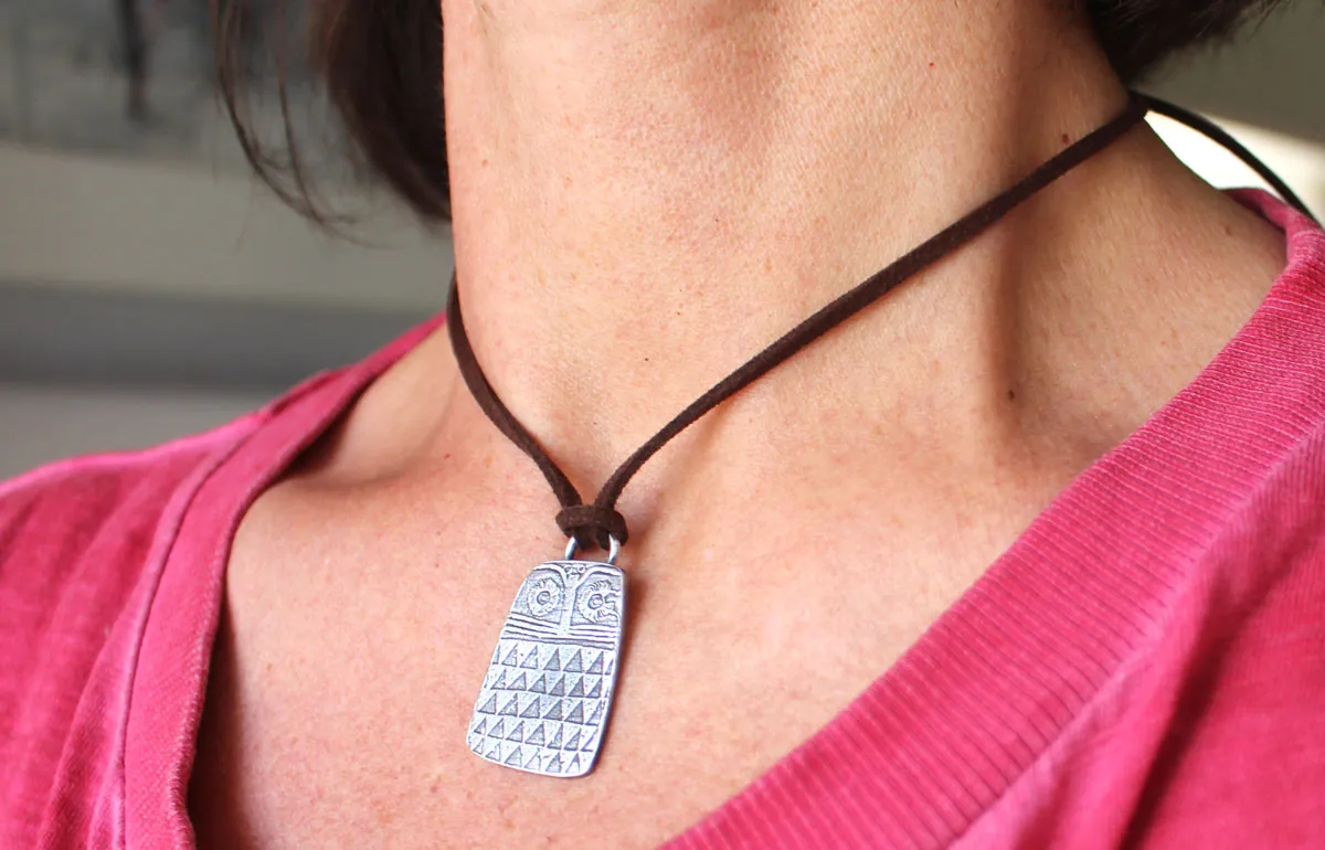 Pequeño búho neolítico, collar ave de la Edad del Cobre en plata