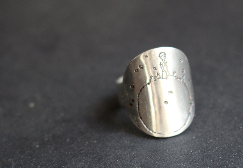 Pequeño planeta, anillo planeta del Principito con cita en plata