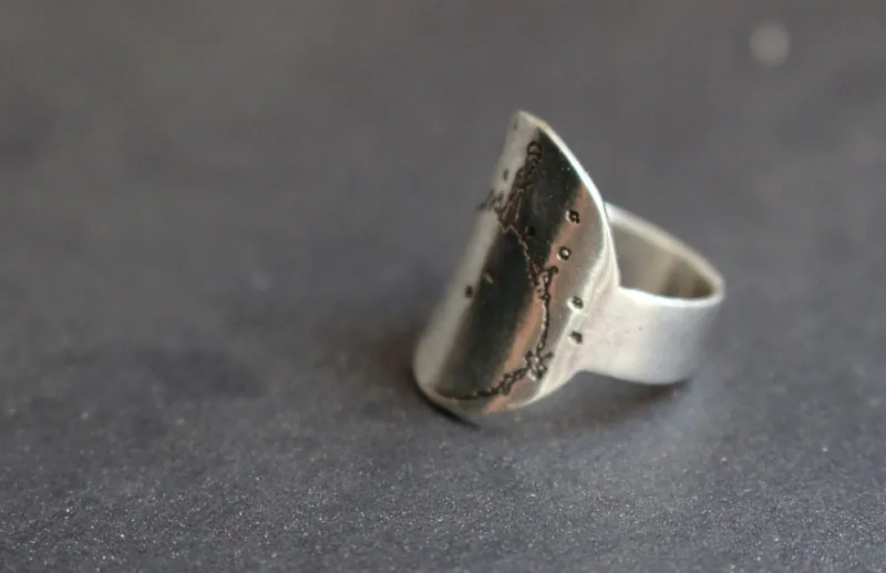 Pequeño planeta, anillo planeta del Principito con cita en plata