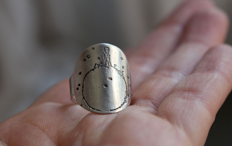 Pequeño planeta, anillo planeta del Principito con cita en plata