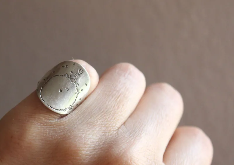 Pequeño planeta, anillo planeta del Principito con cita en plata