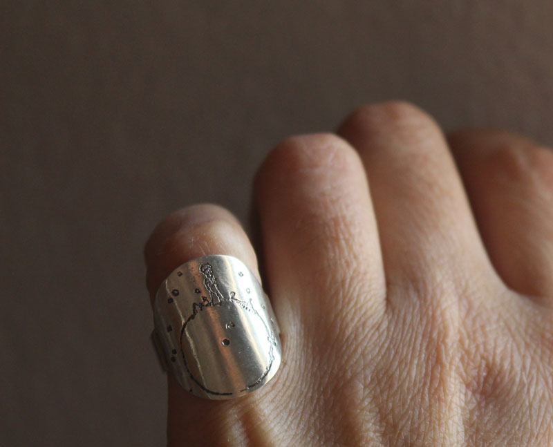 Pequeño planeta, anillo planeta del Principito con cita en plata