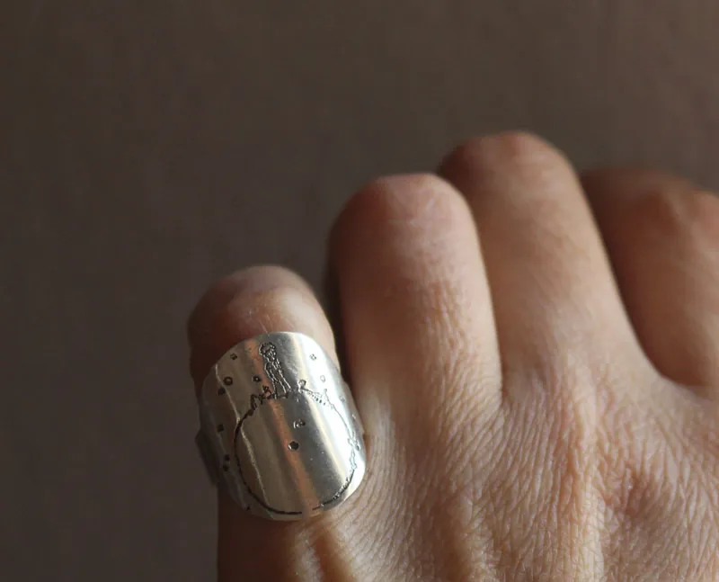 Pequeño planeta, anillo planeta del Principito con cita en plata