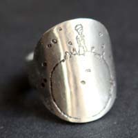Pequeño planeta, anillo planeta del Principito con cita en plata