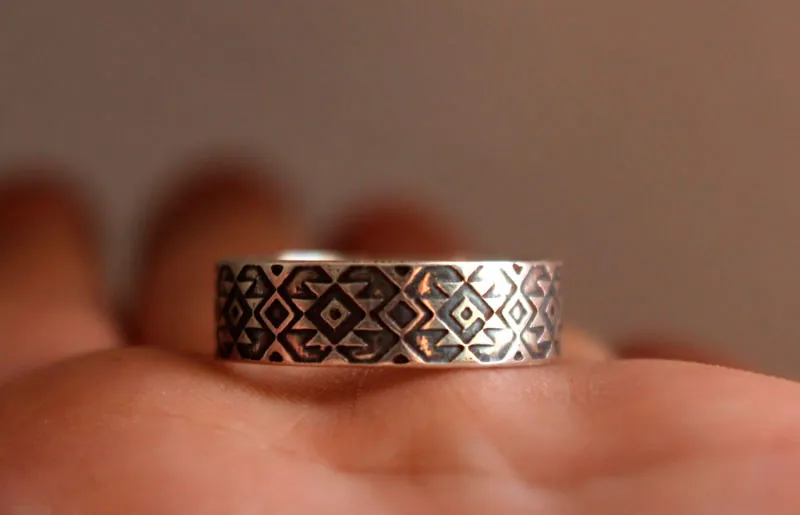 Percepción, anillo zapoteca mexicano con diamante en plata
