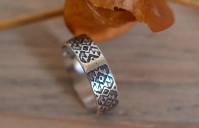Percepción, anillo zapoteca mexicano con diamante en plata