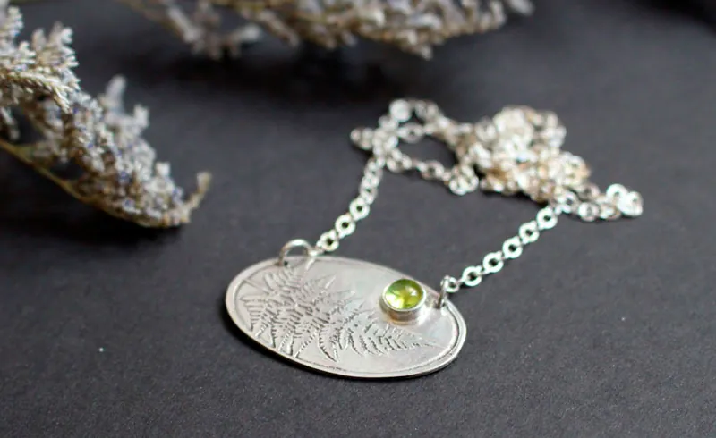 Perfume del sotobosque, collar helecho en plata y peridoto