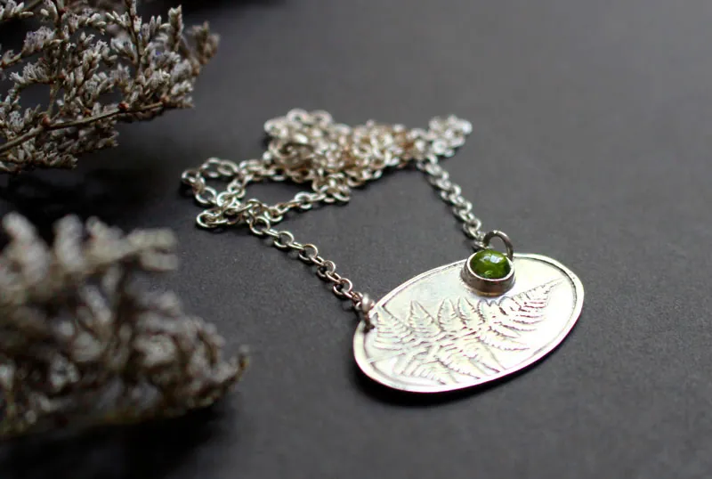 Perfume del sotobosque, collar helecho en plata y peridoto