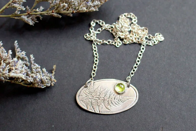 Perfume del sotobosque, collar helecho en plata y peridoto
