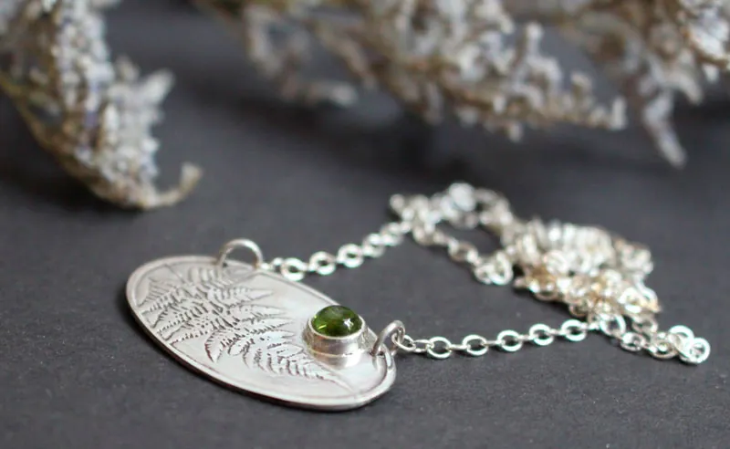Perfume del sotobosque, collar helecho en plata y peridoto