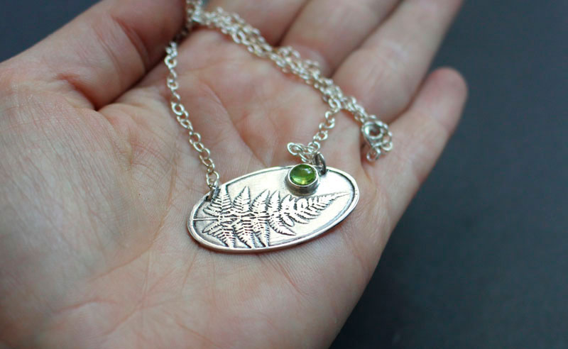 Perfume del sotobosque, collar helecho en plata y peridoto
