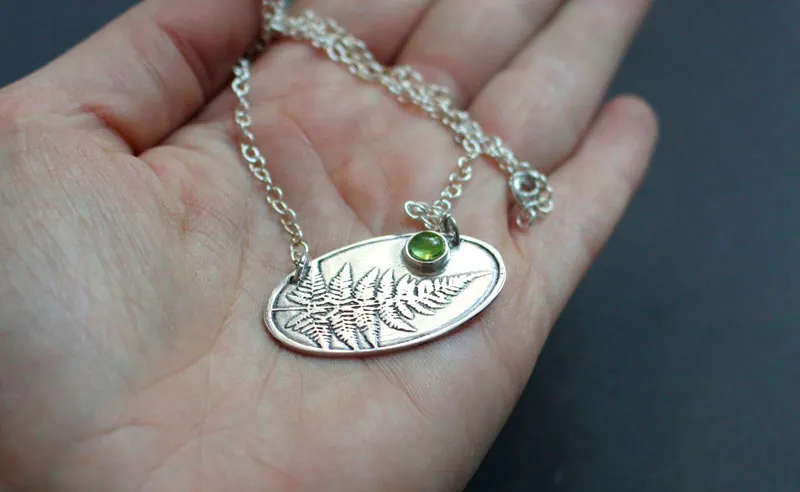 Perfume del sotobosque, collar helecho en plata y peridoto