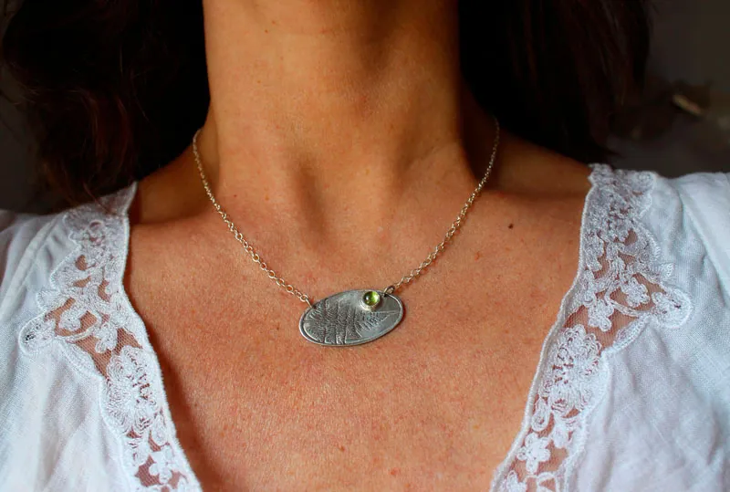 Perfume del sotobosque, collar helecho en plata y peridoto