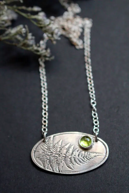 Perfume del sotobosque, collar helecho en plata y peridoto