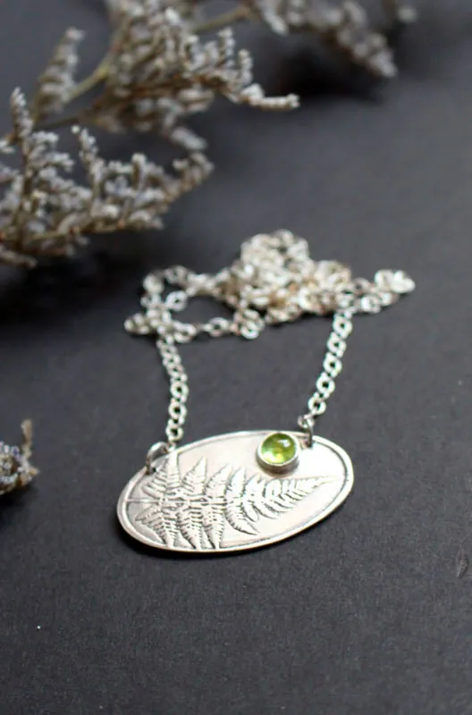 Perfume del sotobosque, collar helecho en plata y peridoto