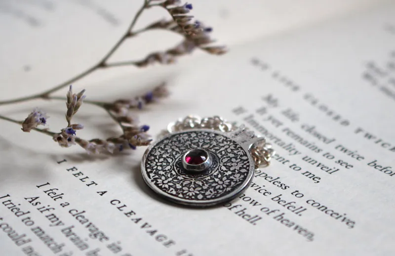 Perséfone, collar granada en plata y granate