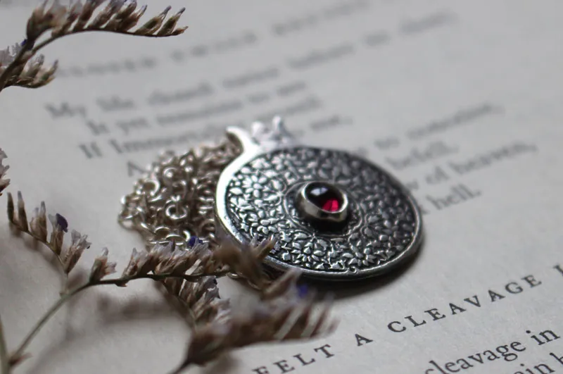 Perséfone, collar granada en plata y granate