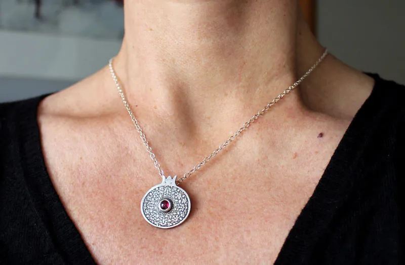 Perséfone, collar granada en plata y granate