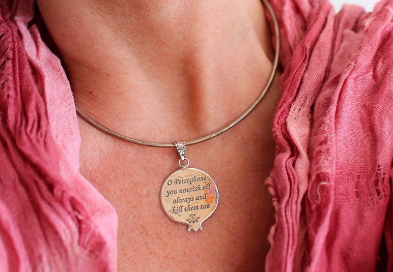 Perséfone con la granada, dije leyenda griega en plata y granate