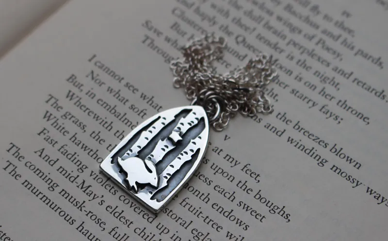 Persigue tus sueños, collar liebre en el bosque en plata