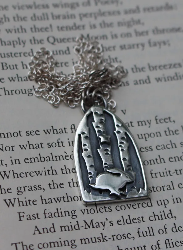 Persigue tus sueños, collar liebre en el bosque en plata