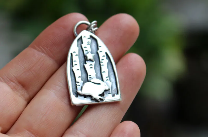 Persigue tus sueños, collar liebre en el bosque en plata