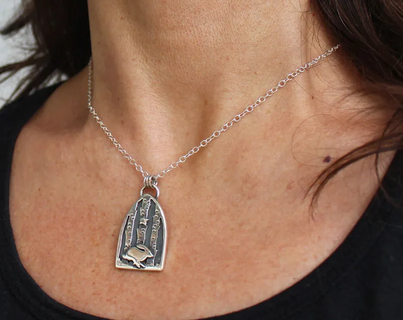 Persigue tus sueños, collar liebre en el bosque en plata